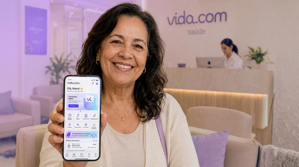 Mulher sorrindo segurando o aplicativo vida.com